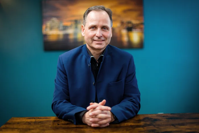 Dr. Alexander Hildenbrand — Portrait am Tisch